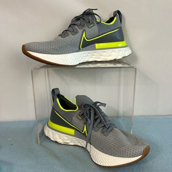 Men\'s Gray Yellow Nike Infinity Sneakers